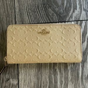 BRAND NEW WITH TAGS: Coach Wallet